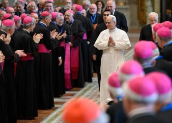 El papa León XIV, durante audiencia con obispos, a quienes advirtió sobre el riesgo de pérdida de la dignidad humana.