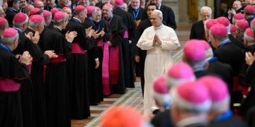 El papa León XIV, durante audiencia con obispos, a quienes advirtió sobre el riesgo de pérdida de la dignidad humana.