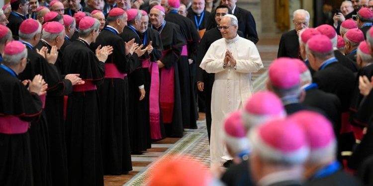 El papa León XIV, durante audiencia con obispos, a quienes advirtió sobre el riesgo de pérdida de la dignidad humana.