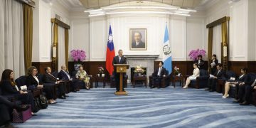 El presidente Bernardo Arévalo, durante su primera reunión con el presidente Tawán, Lai Ching-te, en la que reafirmó su apoyo a ese país.