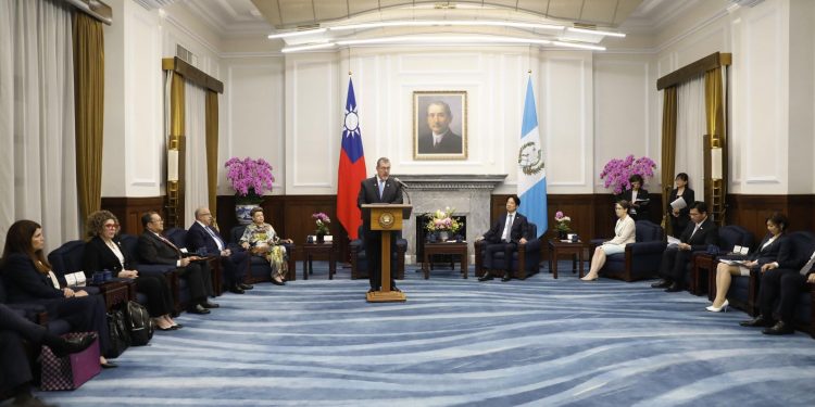 El presidente Bernardo Arévalo, durante su primera reunión con el presidente Tawán, Lai Ching-te, en la que reafirmó su apoyo a ese país.
