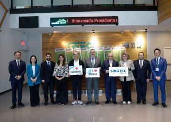 El presidente Bernardo Arévalo, junto a miembros de su comitiva, durante visita a una fábrica texil en Taiwán.
