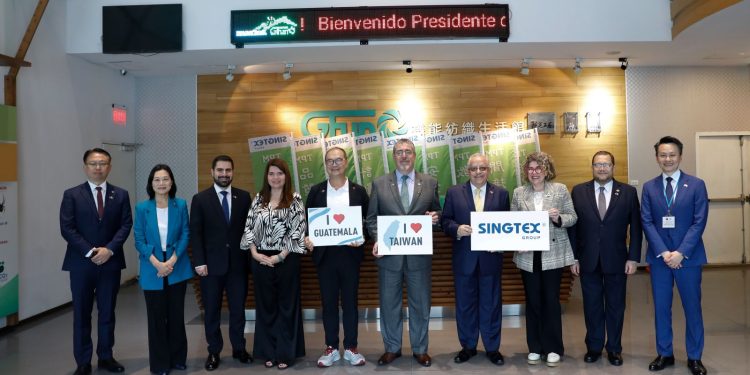 El presidente Bernardo Arévalo, junto a miembros de su comitiva, durante visita a una fábrica texil en Taiwán.
