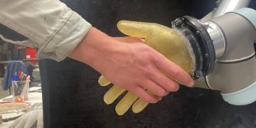 Científicos crearon una especie de piel con sensibilidad para robots.