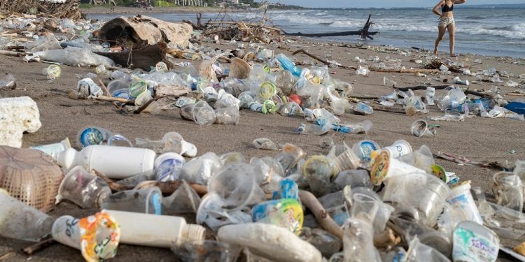 Miles de toneladas de materiales plásticos inundan playas y océanos alrededor del mundo.