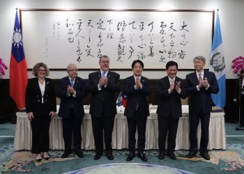 El presidente Bernardo Arévalo y su homólogo de Taiwán, Lai Ching-te -centro- junto a funcionarios de ambos gobiernos, luego de la firma de acuerdo sobre semiconductores.