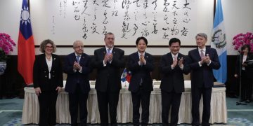 El presidente Bernardo Arévalo y su homólogo de Taiwán, Lai Ching-te -centro- junto a funcionarios de ambos gobiernos, luego de la firma de acuerdo sobre semiconductores.