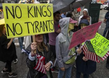 Miles de personas participan en protestas co carteles contra el autoritarismo del gobierno de Donald Trump, en Nueva York. /Foto: EFE