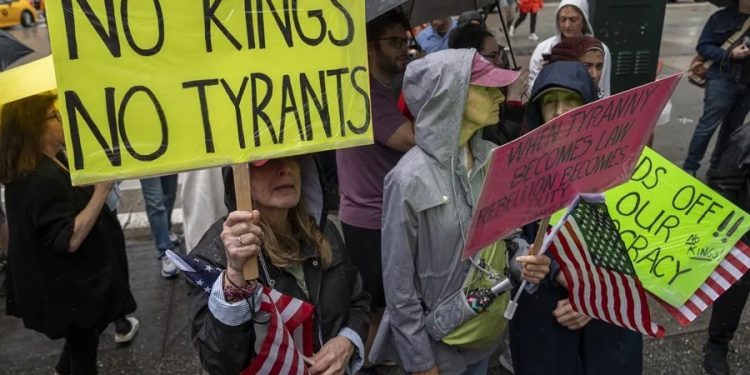 Miles de personas participan en protestas co carteles contra el autoritarismo del gobierno de Donald Trump, en Nueva York. /Foto: EFE