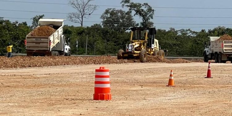 Maquinaria y personal empezaron ya a trabajar en la construcción del puente sobre el río La Pasión.