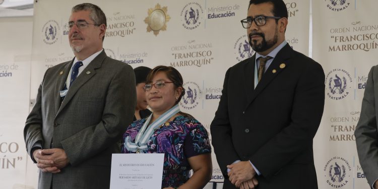 Presidente Arévalo reconoce a maestros distinguidos