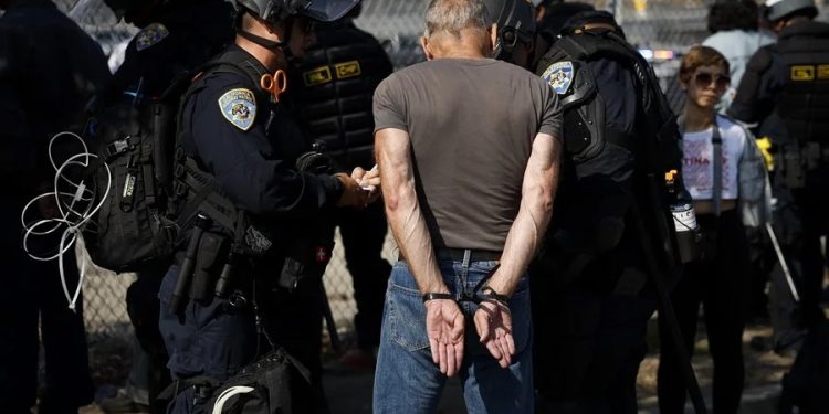 El gobierno de EE. UU. suspendió el plan de redadas indiscriminadas contra migrantes.