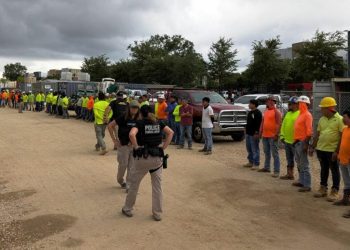 En una de las redadas en Florida las autoridades arrestaron a 100 migrantes indocumentas de diferentes países en un lugar de contrucción.