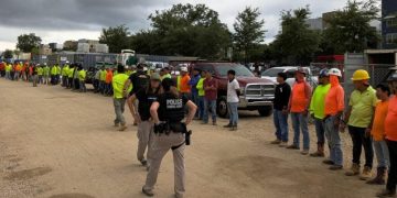 En una de las redadas en Florida las autoridades arrestaron a 100 migrantes indocumentas de diferentes países en un lugar de contrucción.