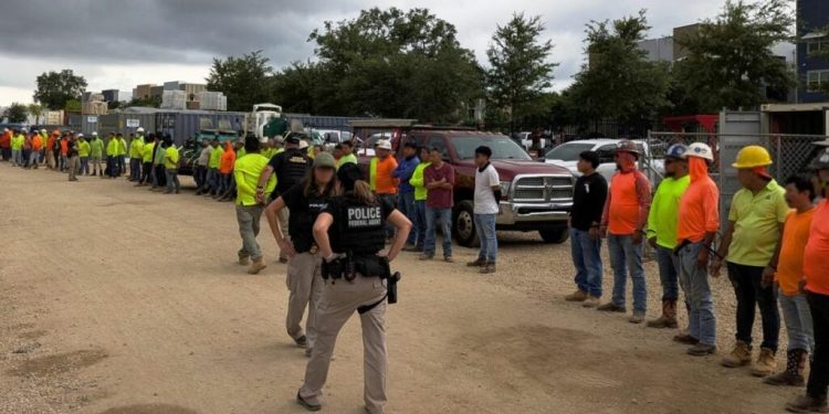 En una de las redadas en Florida las autoridades arrestaron a 100 migrantes indocumentas de diferentes países en un lugar de contrucción.