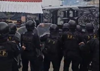 Dispositivo de la PNC ingresa al sector 11 de la prisión preventva de la zona 18 para efectuar una requisa.