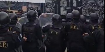 Dispositivo de la PNC ingresa al sector 11 de la prisión preventva de la zona 18 para efectuar una requisa.