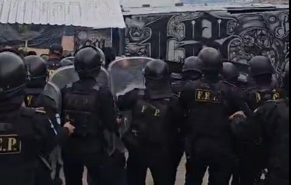 Dispositivo de la PNC ingresa al sector 11 de la prisión preventva de la zona 18 para efectuar una requisa.