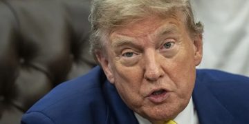 El presidente de EE. UU. mantiene incertidumbre sobre si se involucra en el conflicto con Irán.