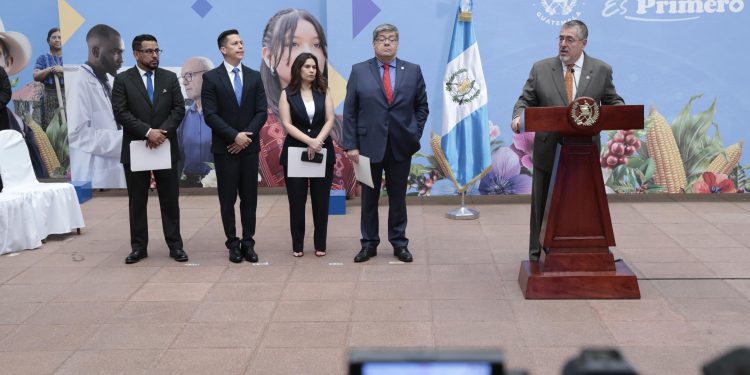 Presidente Arévalo, presenta al equipo del Mingob. / Foto: Alex Jacinto