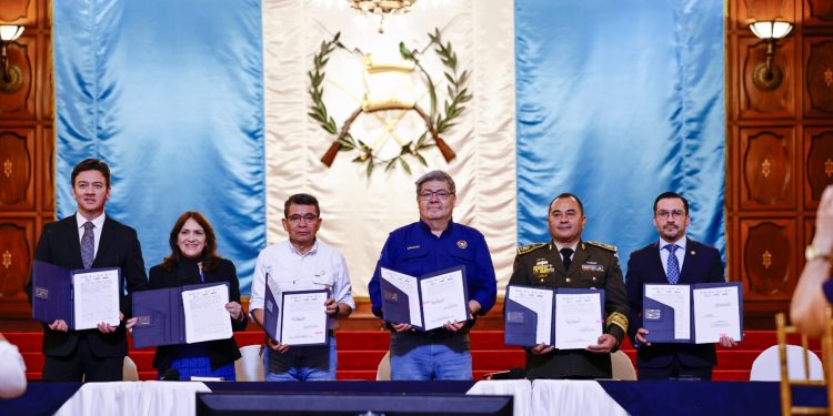 Palacio Nacional fue escenario de un compromiso conjunto por el resguardo del espacio aéreo nacional. / Foto: Alex Jacinto