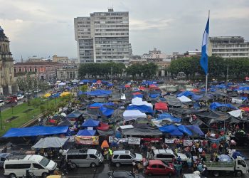 Más de un mes de que un grupo de maestros ocupa los alrededores del Palacio Nacional de la Cultura. / Foto: AGN.