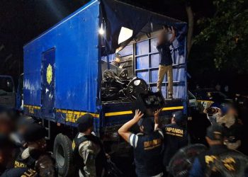 Los agentes lograron incautar una considerable cantidad de objetos no permitidos. / Foto: PNC