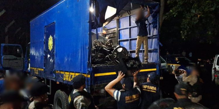 Los agentes lograron incautar una considerable cantidad de objetos no permitidos. / Foto: PNC