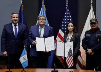 Ministro de Gobernación, Francisco Jiménez, junto a autoridades de Estados Unidos en la firma del memorándum. / Foto: Álex Jacinto.