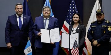 Ministro de Gobernación, Francisco Jiménez, junto a autoridades de Estados Unidos en la firma del memorándum. / Foto: Álex Jacinto.