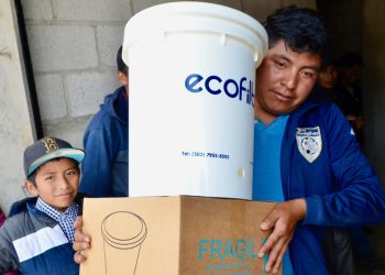 La iniciativa Mano a Mano entrega filtros de agua en comunidades de Huehuetenango./Foto: Mides.