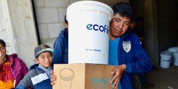 La iniciativa Mano a Mano entrega filtros de agua en comunidades de Huehuetenango./Foto: Mides.