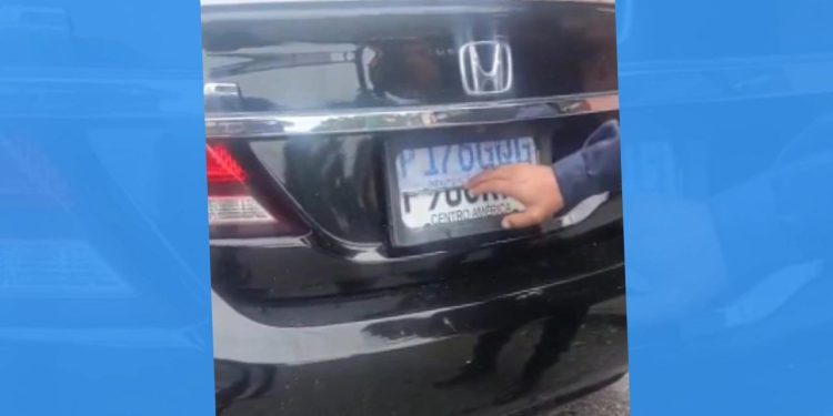 Dispositivo permitía alternar entre tres placas distintas. / Foto: PNC.