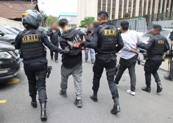 Las investigaciones preliminares apuntan a que el trío forma parte activa del Barrio 18. / Foto: PNC