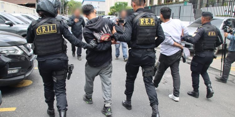 Las investigaciones preliminares apuntan a que el trío forma parte activa del Barrio 18. / Foto: PNC