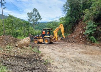 Liberan el paso tras derrumbe en la ruta de Jalapa a Guatemala por Sanarate. / Foto: Comred.