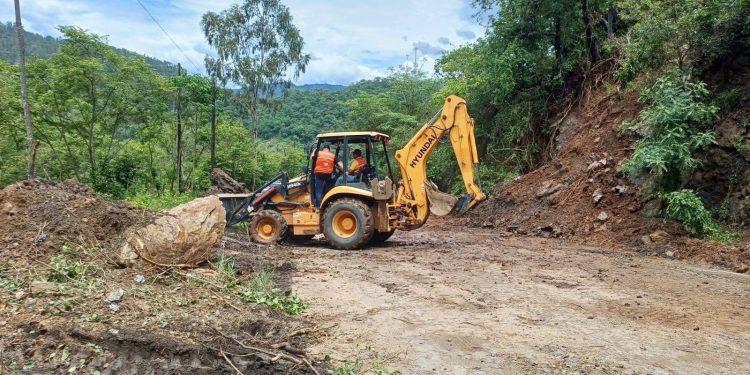 Liberan el paso tras derrumbe en la ruta de Jalapa a Guatemala por Sanarate. / Foto: Comred.