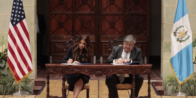 Guatemala y Estados Unidos firmaron un nuevo memorando de entendimiento enfocado en el fortalecimiento de la seguridad regional. / Foto: Noé Pérez