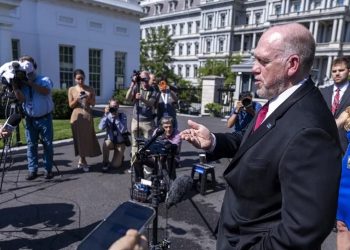Tom Homan, zar de la frontera de Estados Unidos, dice a la prensa que las redadas continúan enfocados en "criminales".