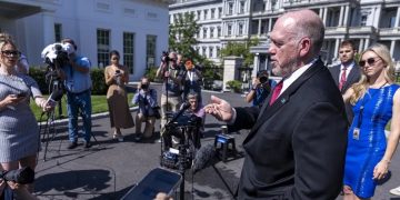 Tom Homan, zar de la frontera de Estados Unidos, dice a la prensa que las redadas continúan enfocados en "criminales".