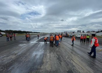 Finalizan trabajos en pista de aterrizaje y aeropuerto La Aurora ya funciona con normalidad