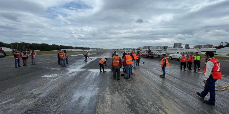 Finalizan trabajos en pista de aterrizaje y aeropuerto La Aurora ya funciona con normalidad