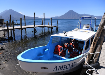 AMSCLAE fomenta la protección del lago de Atitlán por medio de ferias ambientales. (Foto: archivo)