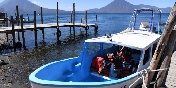 AMSCLAE fomenta la protección del lago de Atitlán por medio de ferias ambientales. (Foto: archivo)