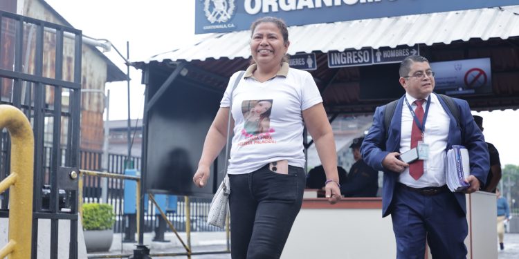 Anabella Chacón tras recibir la noticia sobre el caso de su hija Melisa Palacios. / Foto: Instituto de la Víctima.