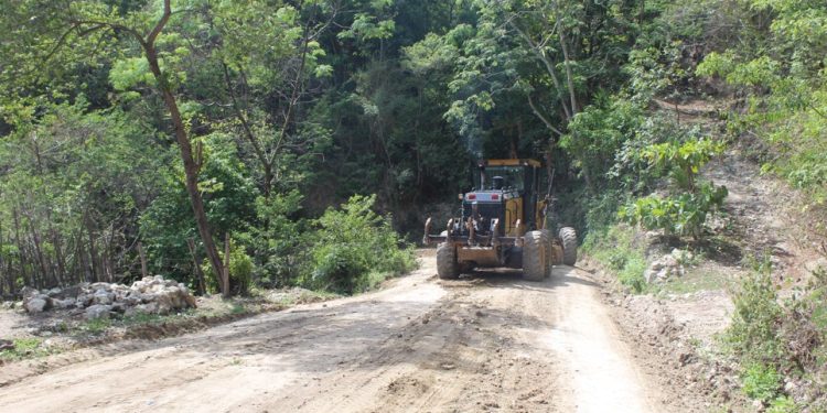 Arrancan los trabajos de mejoramiento de camino rural en San Juan Ermita