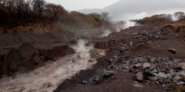 Descenso de lahares en el volcán de Fuego. / Foto: Archivo de Conred.