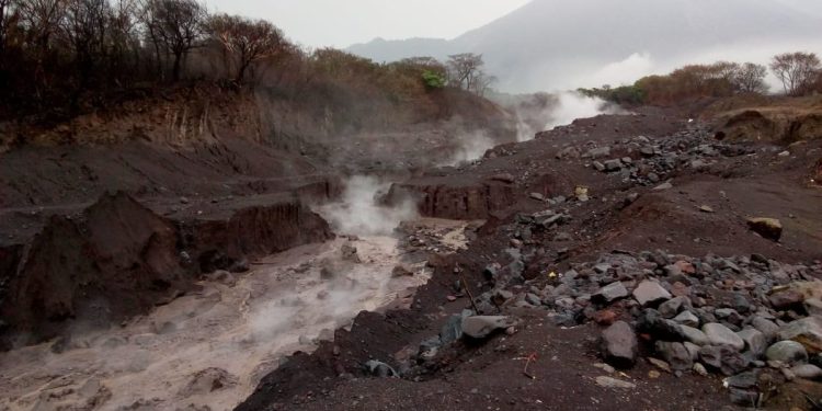 Descenso de lahares en el volcán de Fuego. / Foto: Archivo de Conred.