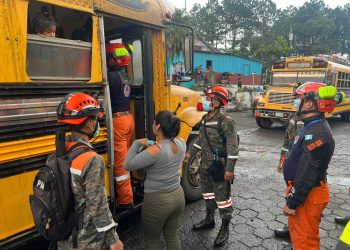 En respuesta al aumento de actividad volcánica, el Ejército ha desplegado buses para trasladar a quienes lo necesiten. / Foto: Ejército de Guatemala.