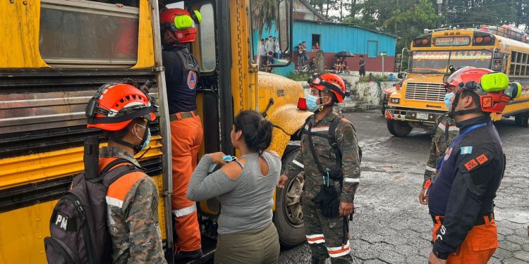 En respuesta al aumento de actividad volcánica, el Ejército ha desplegado buses para trasladar a quienes lo necesiten. / Foto: Ejército de Guatemala.